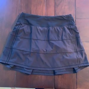 Lululemon Pace Rival 13”Panel skirt. Size 2, black